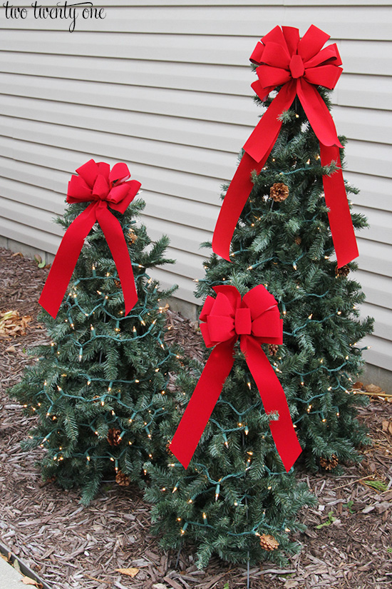 How to make tomato cage Christmas trees! Plus, how to make three different sizes!