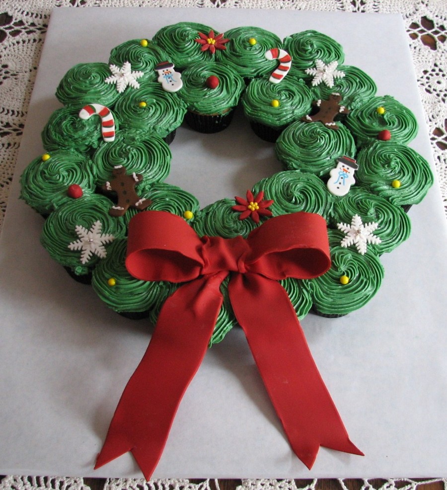 900_727570chgy_christmas-cupcake-wreath