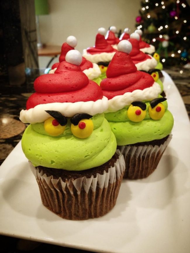 grinch-cupcakes-650x867