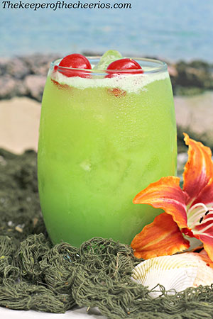 green-iguana-drink-smm