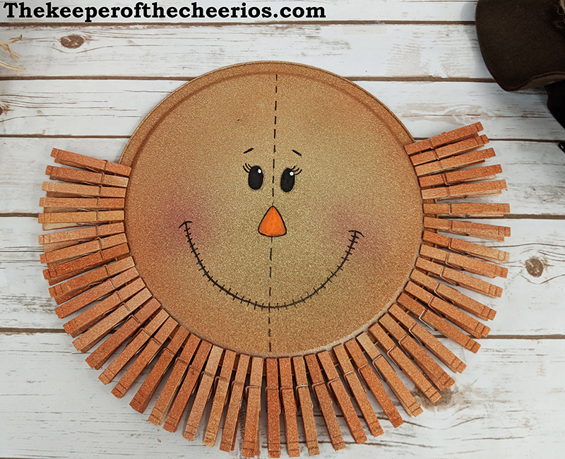 scarecrow-pizza-pan-clothespin-wreath-3