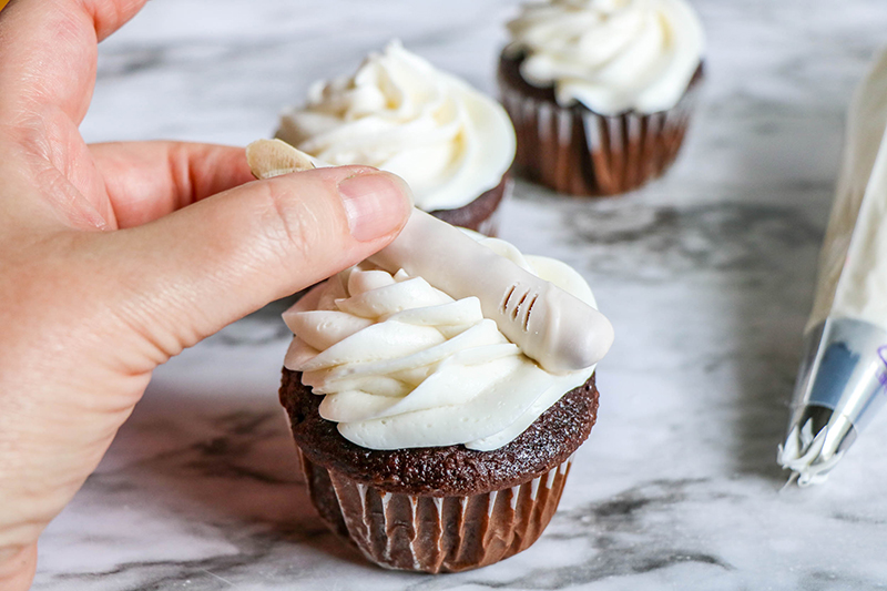 severed-finger-cupcakes-3