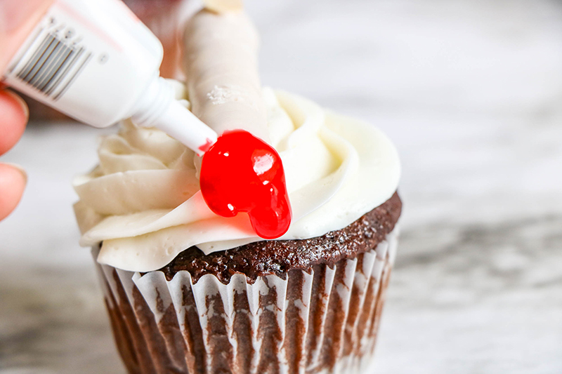 severed-finger-cupcakes-4