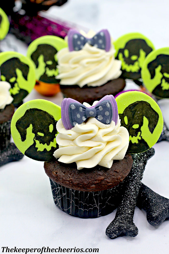 OOGEY-BOOGEY-MICKEY-EARS-CUPCAKES-1