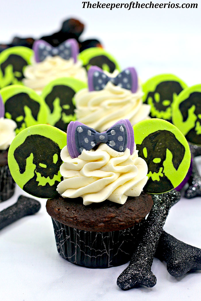 OOGEY-BOOGEY-MICKEY-EARS-CUPCAKES-2