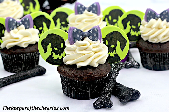 OOGEY-BOOGEY-MICKEY-EARS-CUPCAKES-3