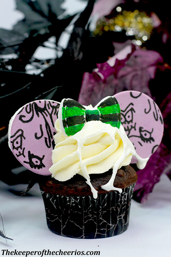 haunted-mansion-mickey-ears-cupcakes-1