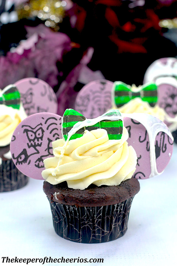 haunted-mansion-mickey-ears-cupcakes-2