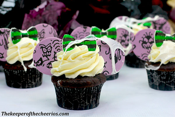 haunted-mansion-mickey-ears-cupcakes-3