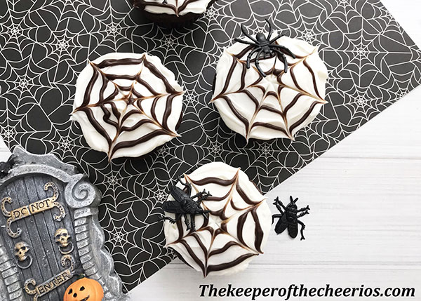 spider-web-cupcakes-4