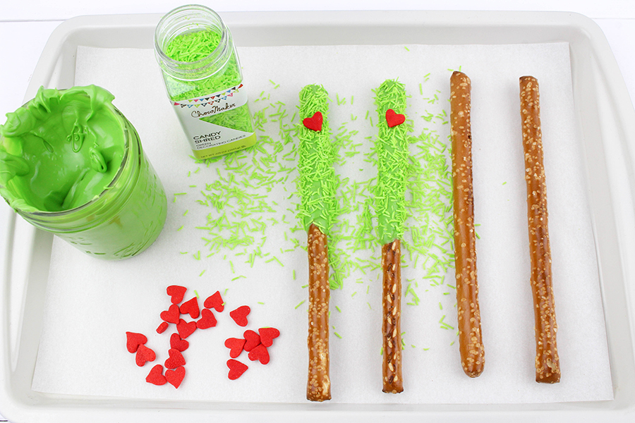 Grinch-pretzel-sticks-6