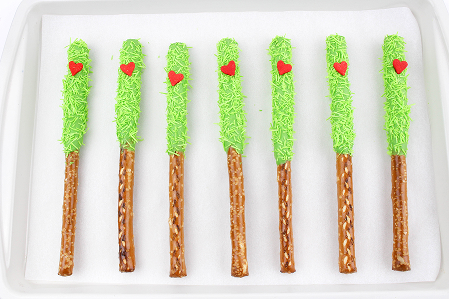 Grinch-pretzel-sticks-7