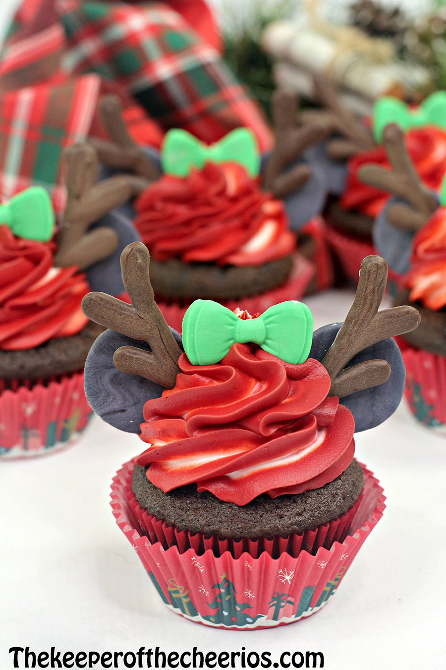 Minnie-Mouse-reindeer-cupcake-4