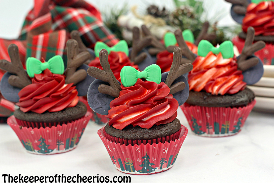 Minnie-Mouse-reindeer-cupcake-5