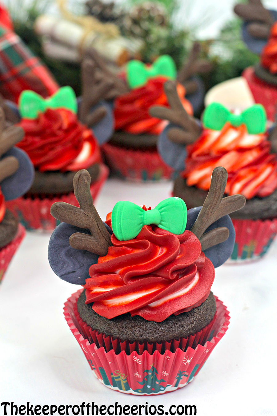 Minnie-Mouse-reindeer-cupcake-6