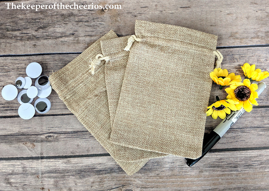 scarecrow-burlap-treat-bags-5