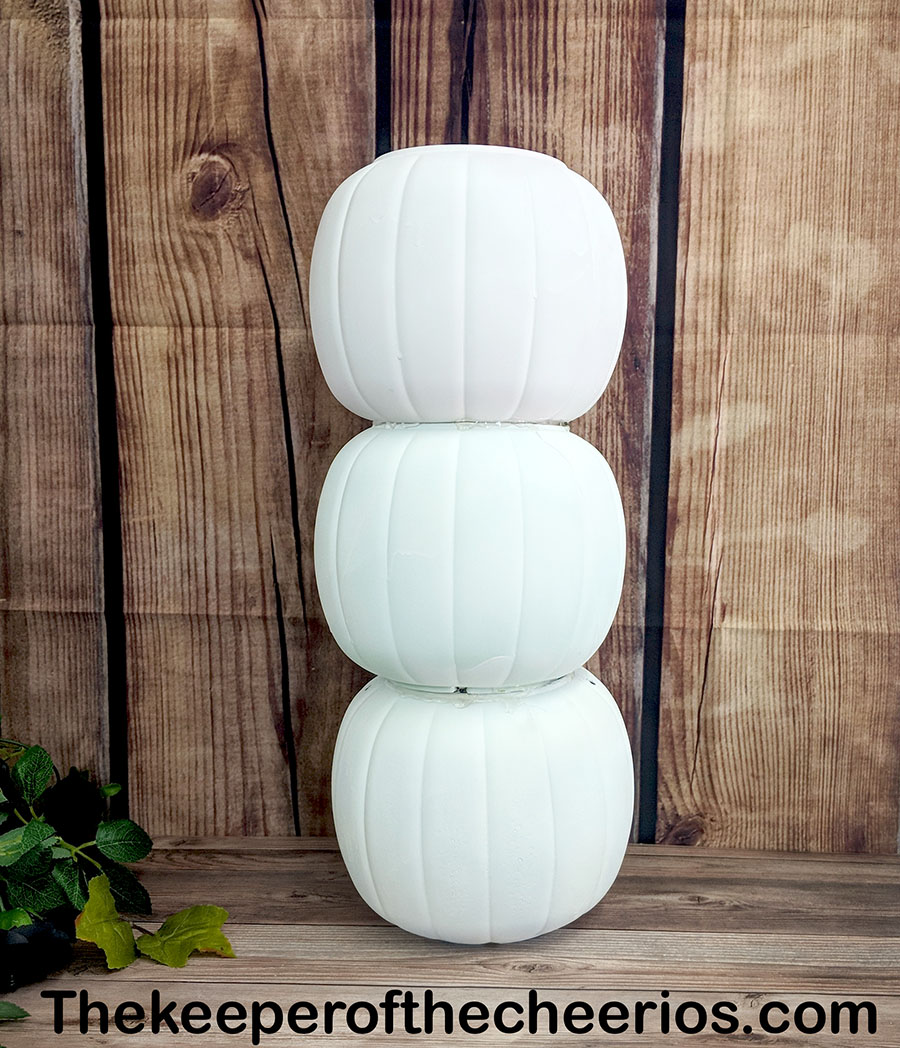 stacked-plastic-pumpkin-centerpiece-4