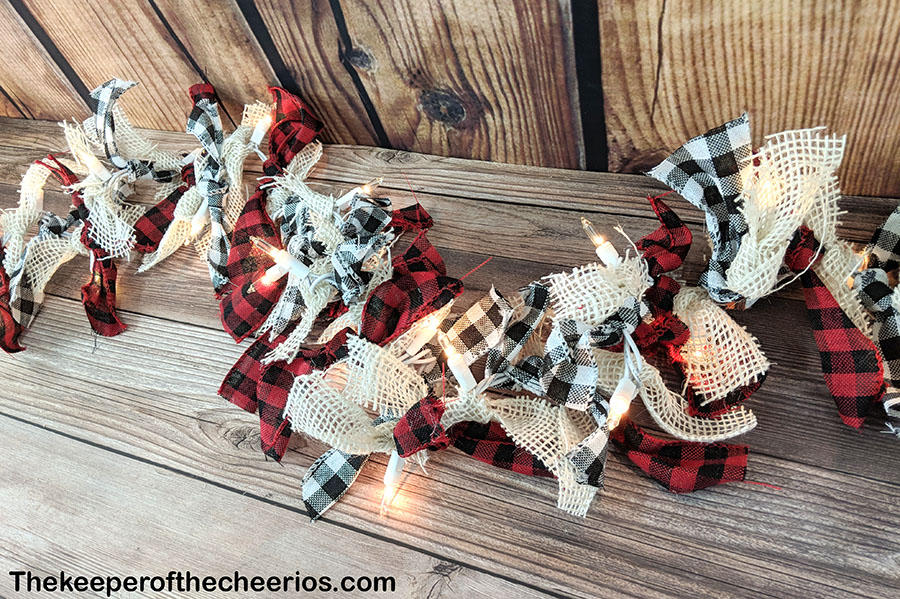 buffalo-plaid-light-up-garland