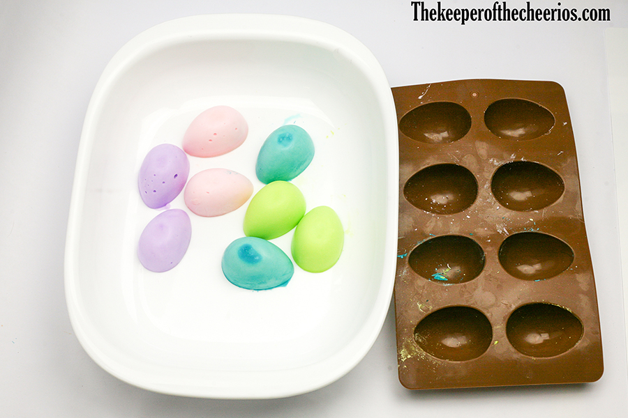 Frozen-Fizzy-Easter-Eggs-craft-4