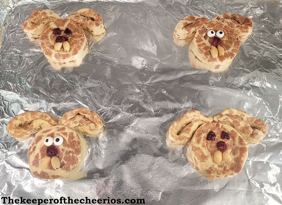 easter-bunny-cinnamon-rolls-5